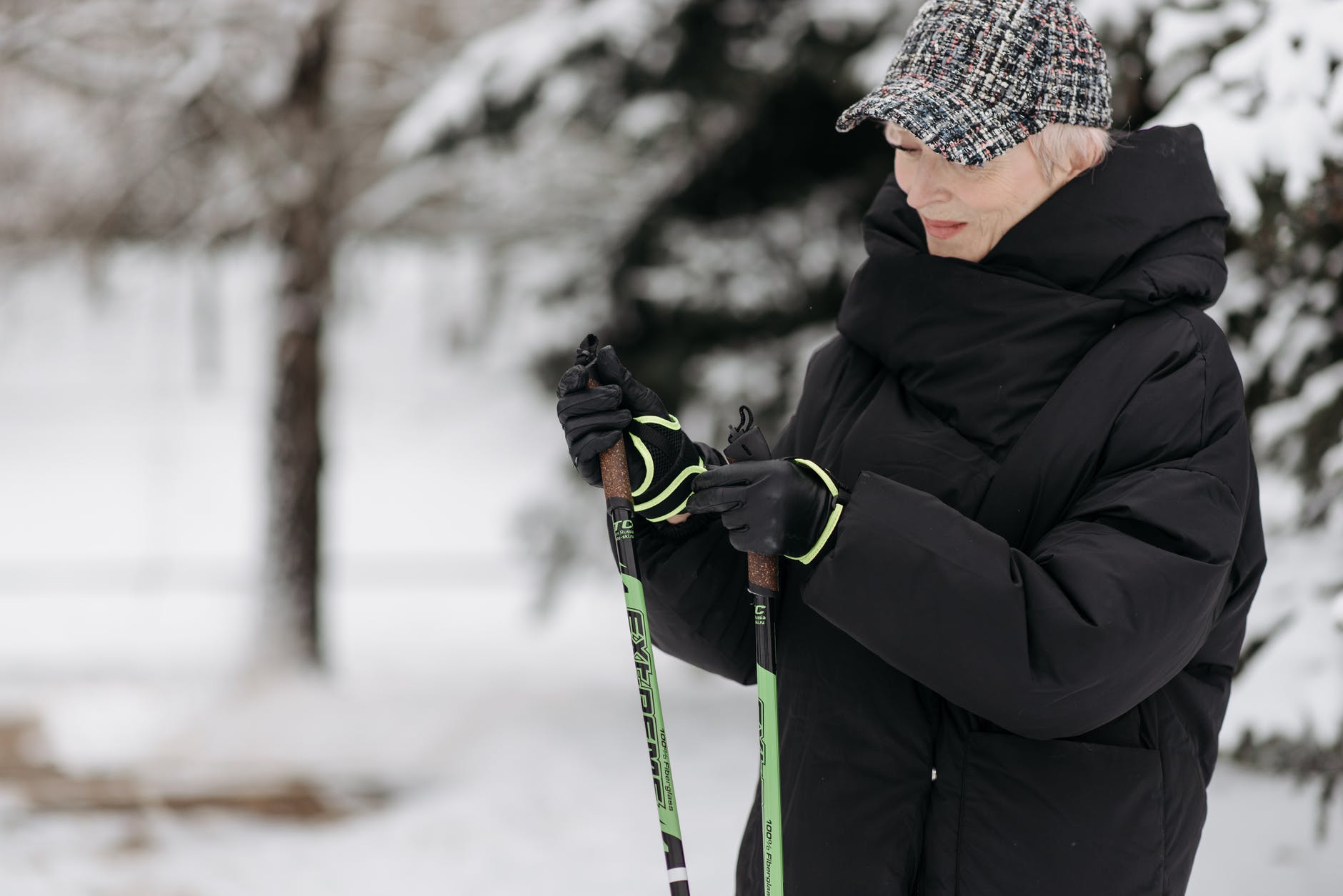 Mary asks Karl for help.  |  Source: Pexels