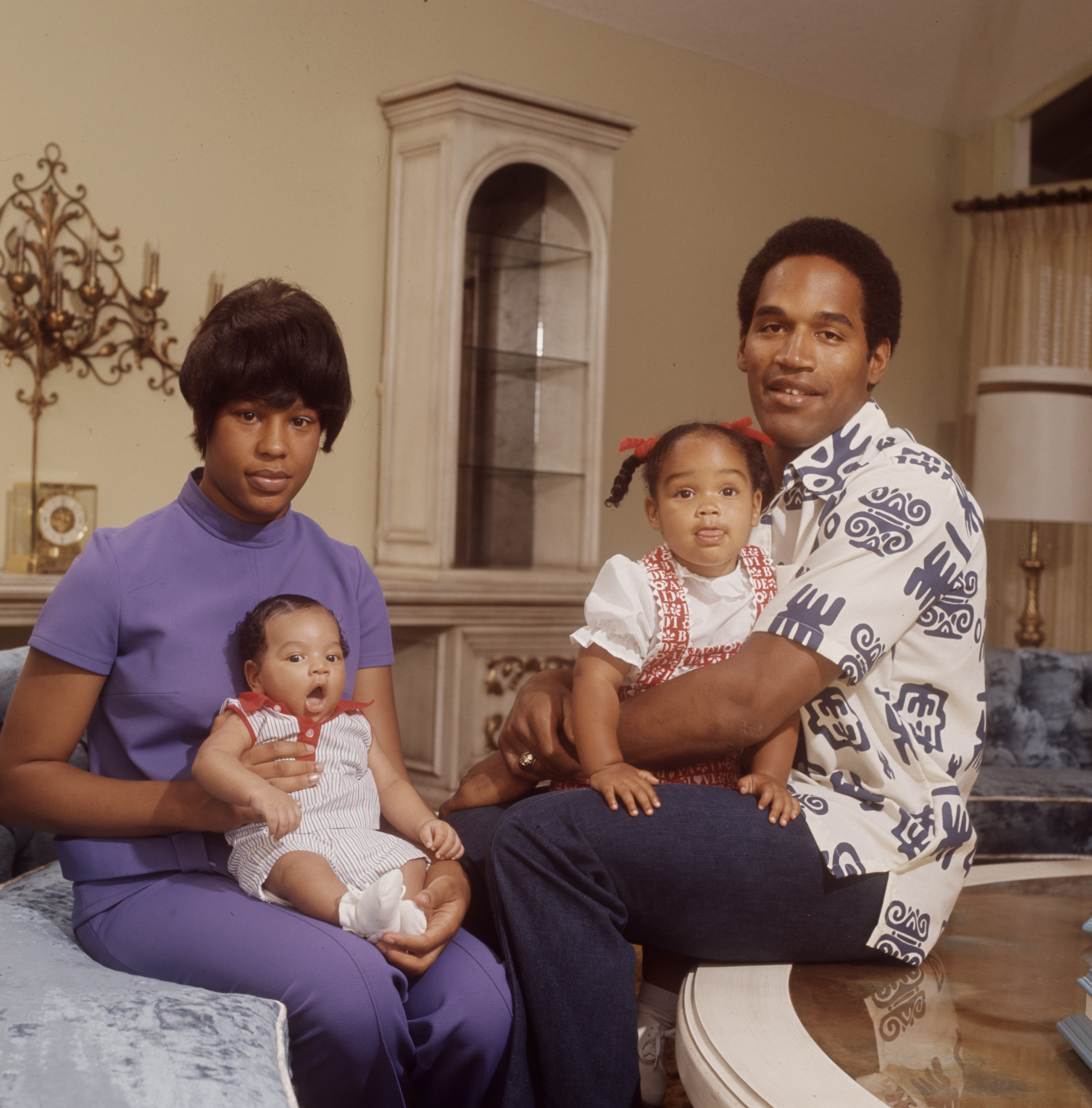 Marguerite Simpson, OJ Simpson, and their children Jason and Arnelle at their home on January 1, 1975 | Source: Getty Images.