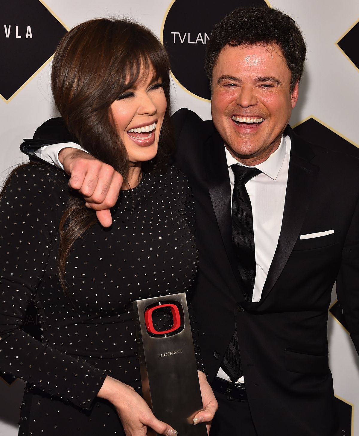 Singers Marie Osmond and Donny Osmond pose backstage with the Pop Culture Award at the 2015 TV Land Awards at Saban Theatre on April 11, 2015 | Photo: Getty Images