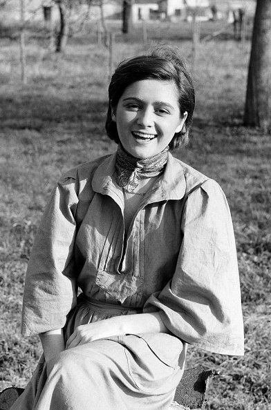 Patricia Belmondo, fille de l'acteur Jean-Paul Belmondo, dans une propriété de la région parisienne, en France, en février 1975. | Photo : Getty Images