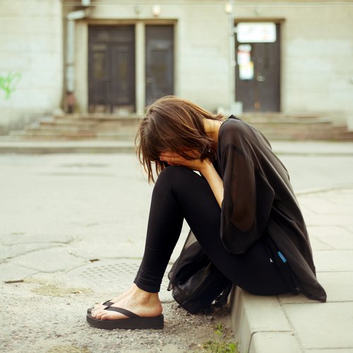 Une jeune femme triste | Photo : Shutterstock