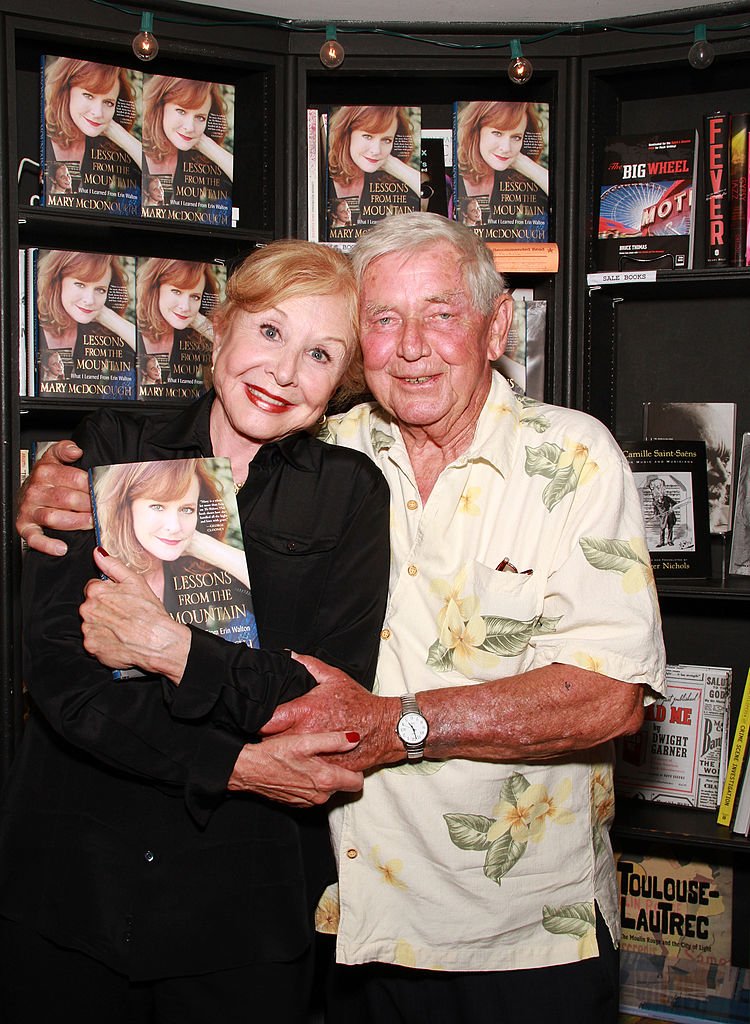 Michael Learned und Ralph Waite nehmen am 16. April 2011 an der Unterzeichnung von Mary McDonoughs Buch bei Book Soup teil | Quelle: Getty Images