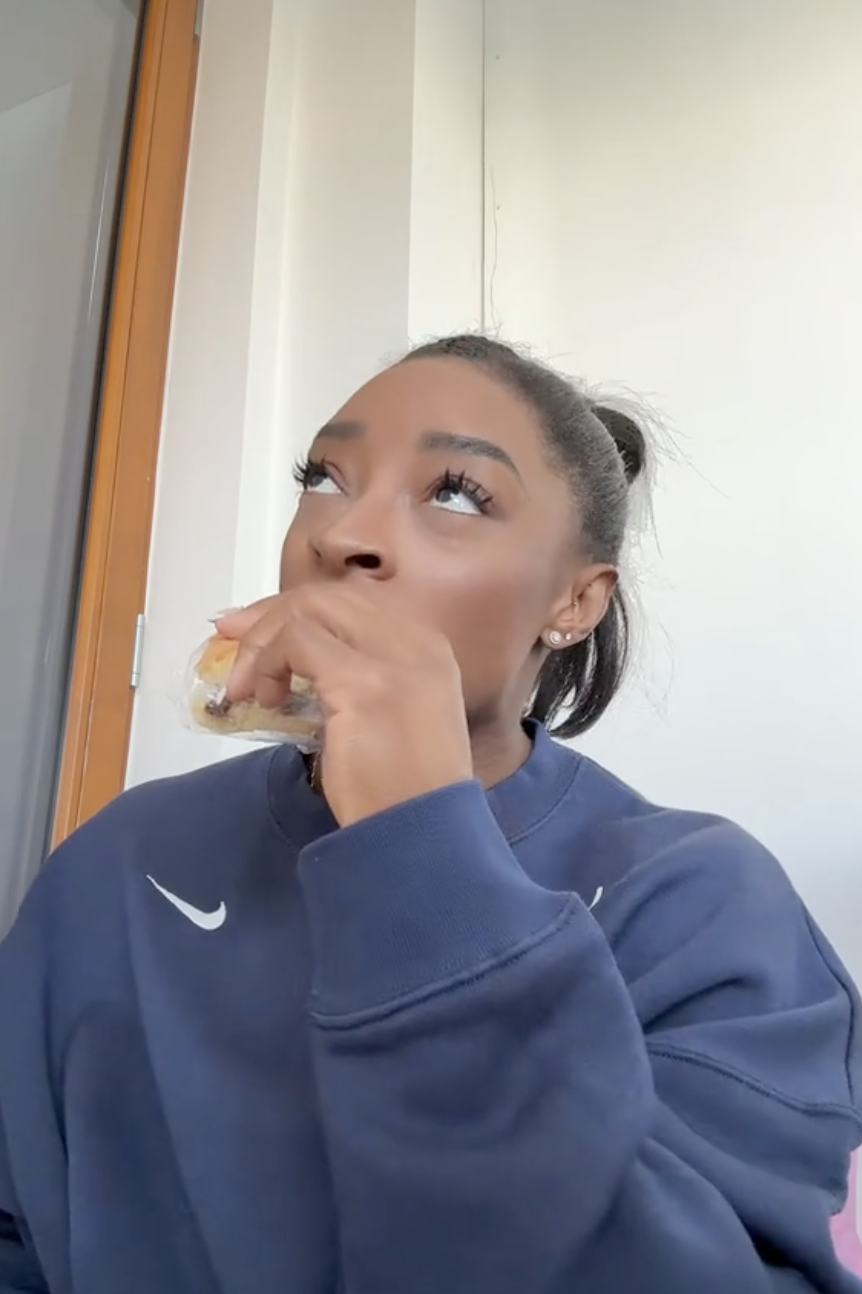 Simone Biles eating dessert, dated July 26, 2024 | Source: TikTok/simonebilesowens