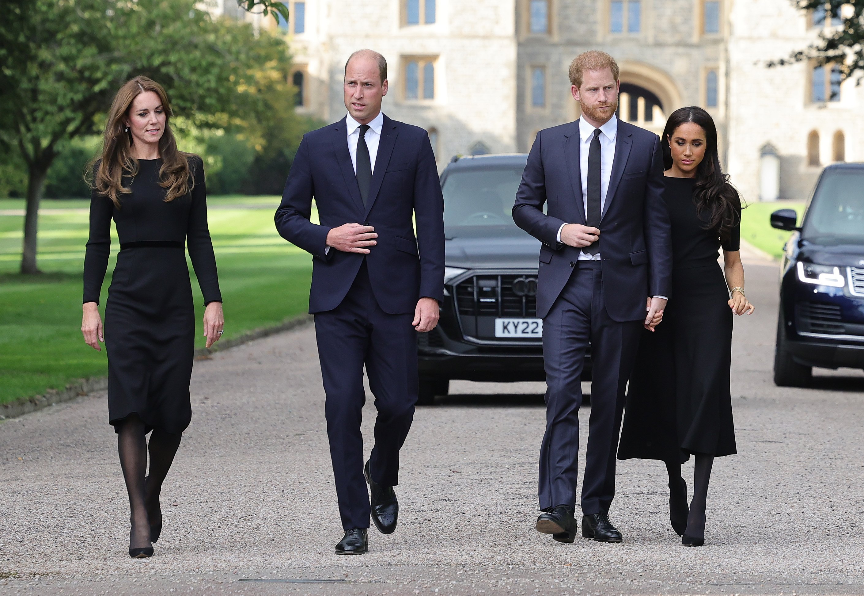 Catherine, el príncipe William, el príncipe Harry y Meghan, en Long Walk para ver las flores y los tributos a la reina Elizabeth II, el 10 de septiembre de 2022 en Windsor, Inglaterra. | Foto: Getty Images