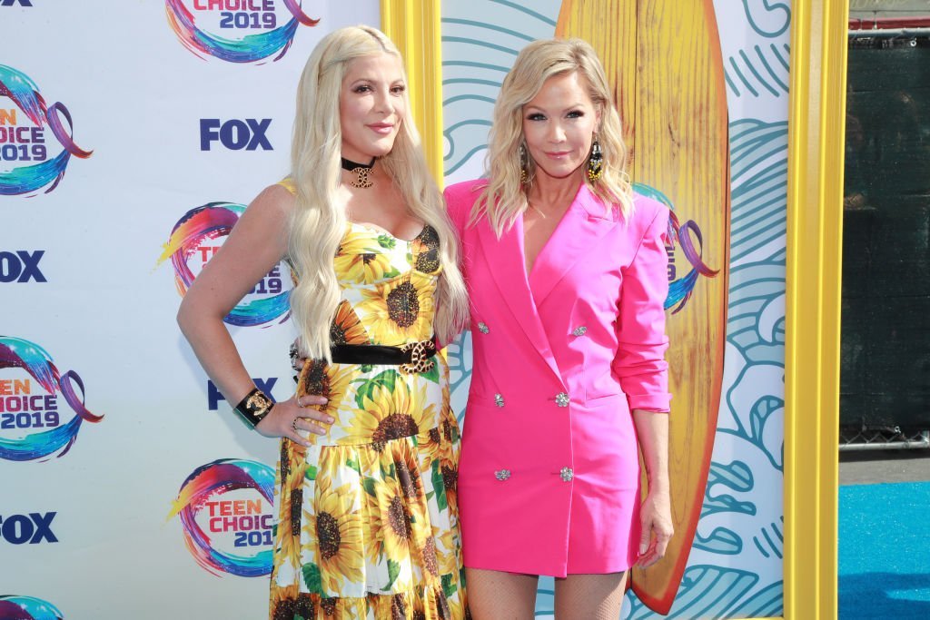 Tori Spelling (L) and Jennie Garth attend FOX's Teen Choice Awards 2019 | Photo: Getty Images