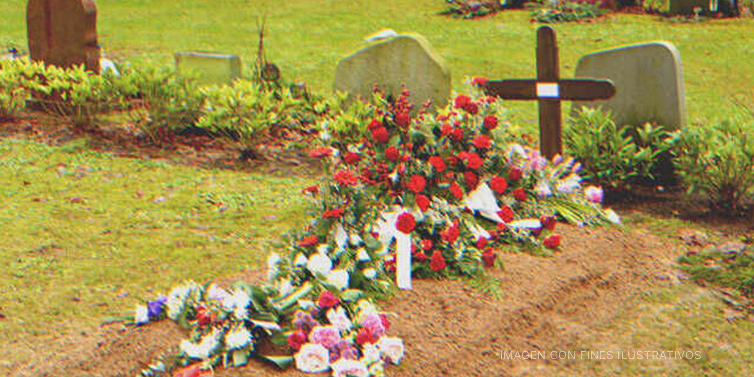 Una tumba llena de flores en un cementerio. | Foto: Shutterstock