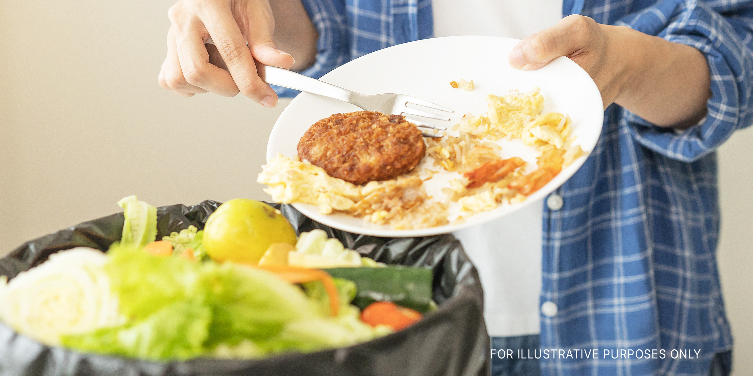 Person, die Essen in den Müll wirft | Quelle: Shutterstock