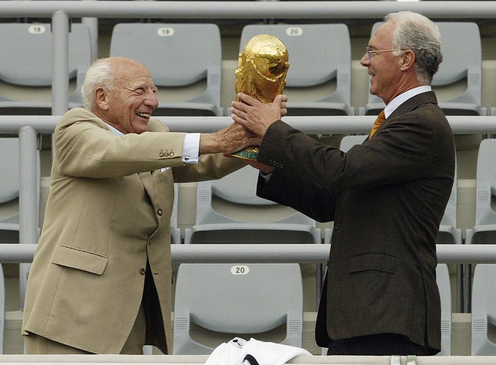 Treffen der 74er Weltmeister und DFV Team, München; Nachstellung der WM-Pokalübergabe 1974 vom ehemaligen Bundespräsidenten Walter SCHEEL und dem damaligen Kapitän Franz BECKENBAUER (Photo by Friedemann Vogel/Bongarts) | Quelle: Getty Images