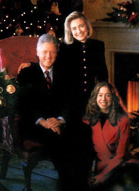 The Clintons in a White House Christmas portrait, 1993 | Source: Wikimedia