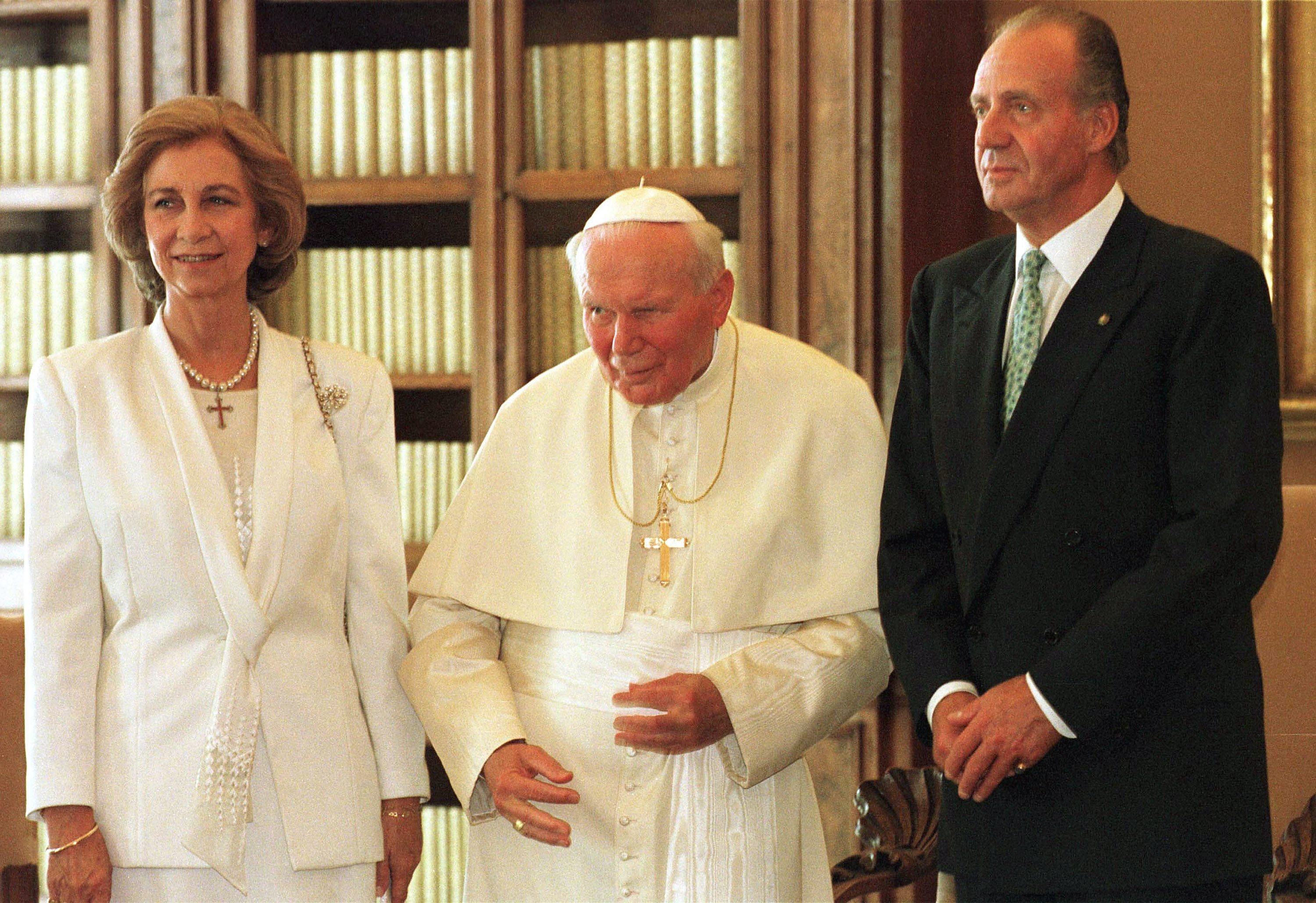 Reina Sofía, Papa Juan Pablo II y Rey Juan Carlos en el Vaticano en septiembre de 1998. | Foto: Getty Images