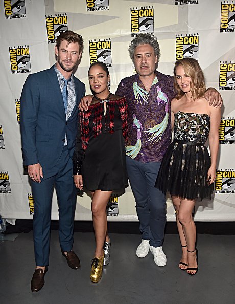 Chris Hemsworth, Tessa Thompson, Taika Waititi y Natalie Portman de "Thor: Love and Thunder" de Marvel Studios en el Panel de Marvel Studios de San Diego Comic-Con International 2019 en el Hall H el 20 de julio de 2019 en San Diego, California. | Fuente: Getty Images Chris Hemsworth, Tessa Thompson, Taika Waititi y Natalie Portman de "Thor: Love and Thunder" de Marvel Studios en el Panel de Marvel Studios de San Diego Comic-Con International 2019 en el Hall H el 20 de julio de 2019 en San Diego, California. | Fuente: Getty Images