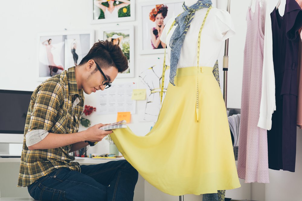 Sastre realizando ajustes a una falda de color amarillo. | Foto: Shutterstock Sastre realizando ajustes a una falda de color amarillo. | Foto: Shutterstock