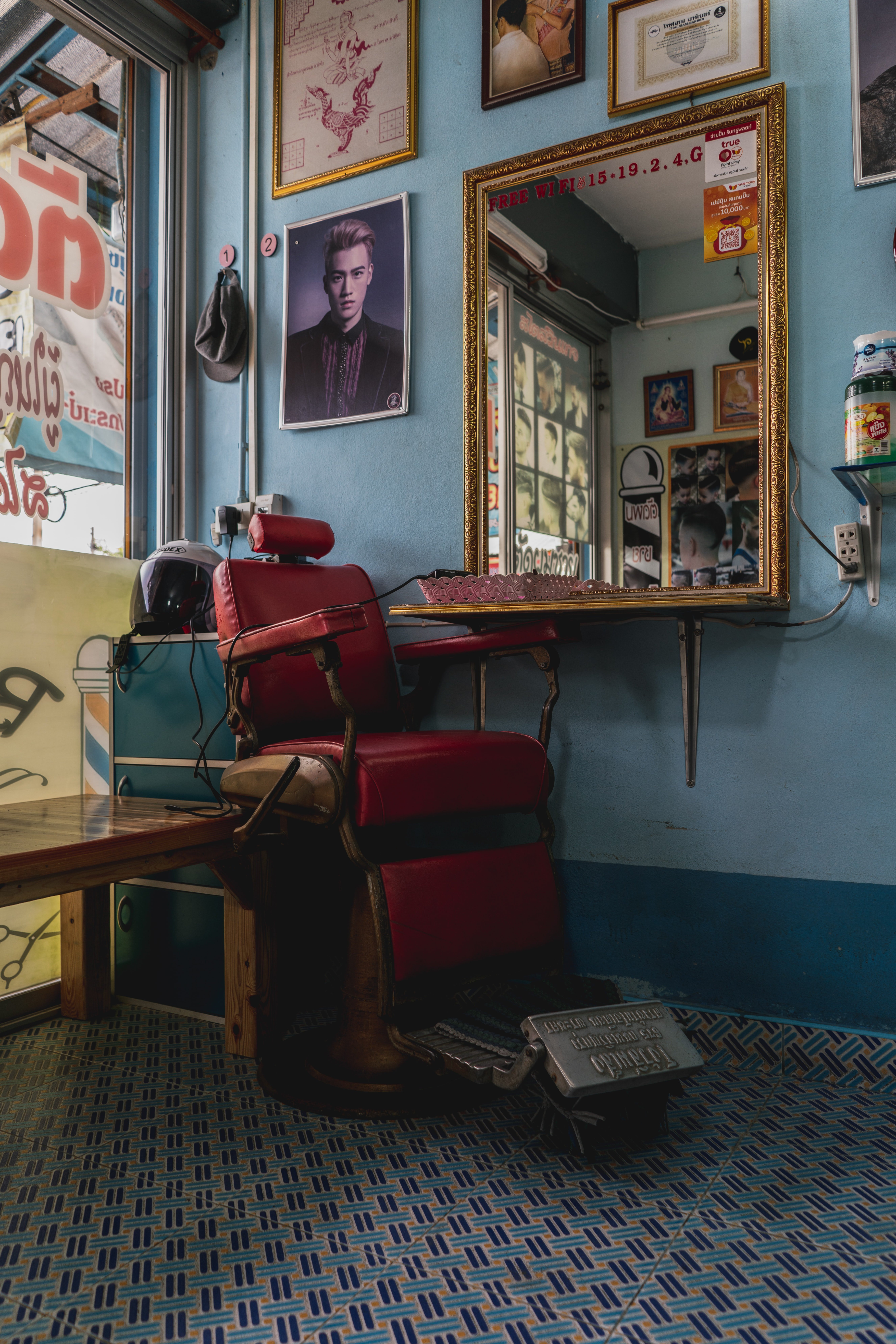 Jordan sat in a comfortable red barber chair. | Source: Unsplash