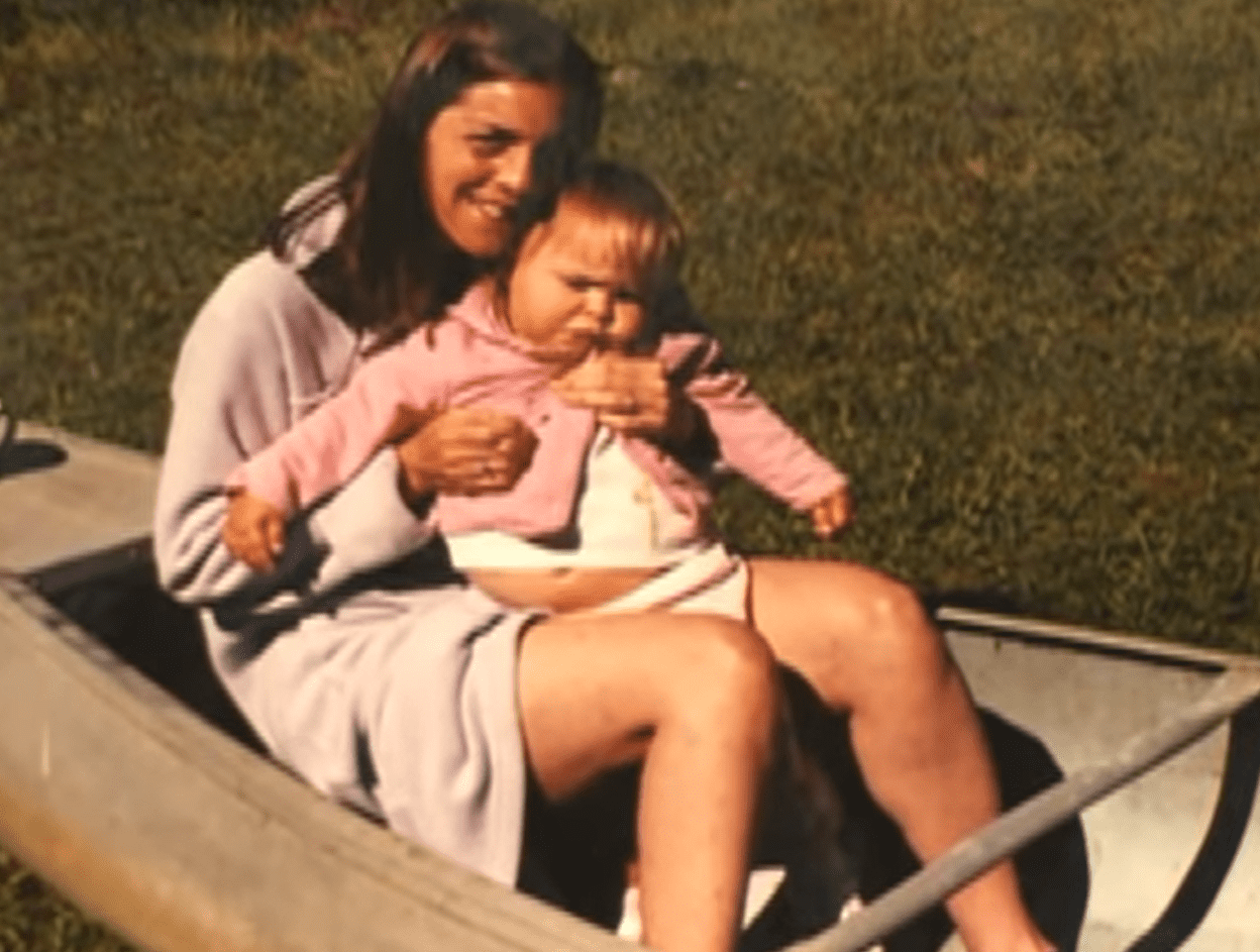 Tina Traster und Tochter Julia in einem Holzboot. | Quelle: Youtube.com/Tina Traster