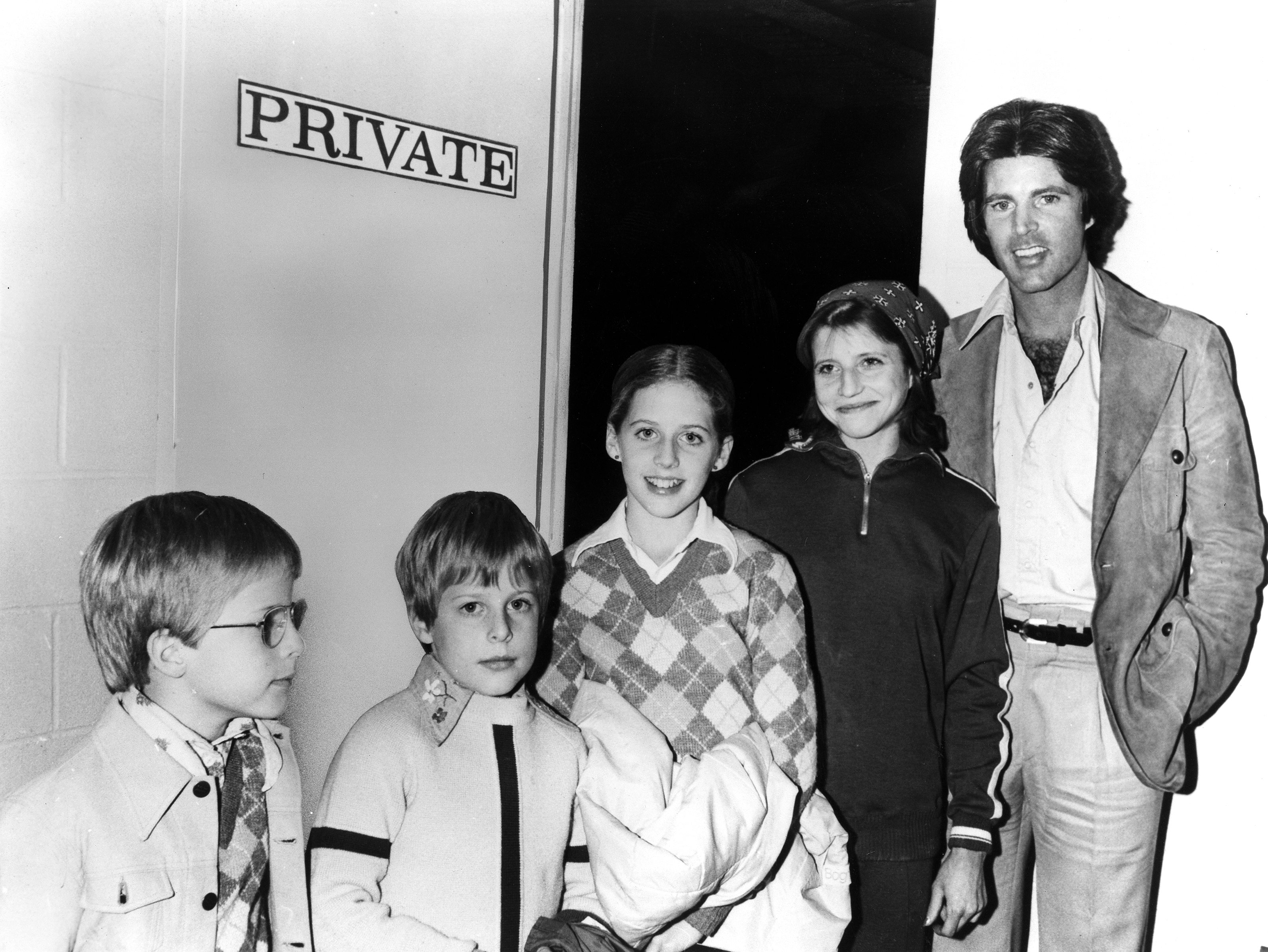 Twins Matthew Nelson and Gunnar Nelson, with their sister Tracy Nelson, Olympic gold medalist Olga Korbut, and pop singer Ricky Nelson posing for a portrait on January 1, 1976 | Source: Getty Images