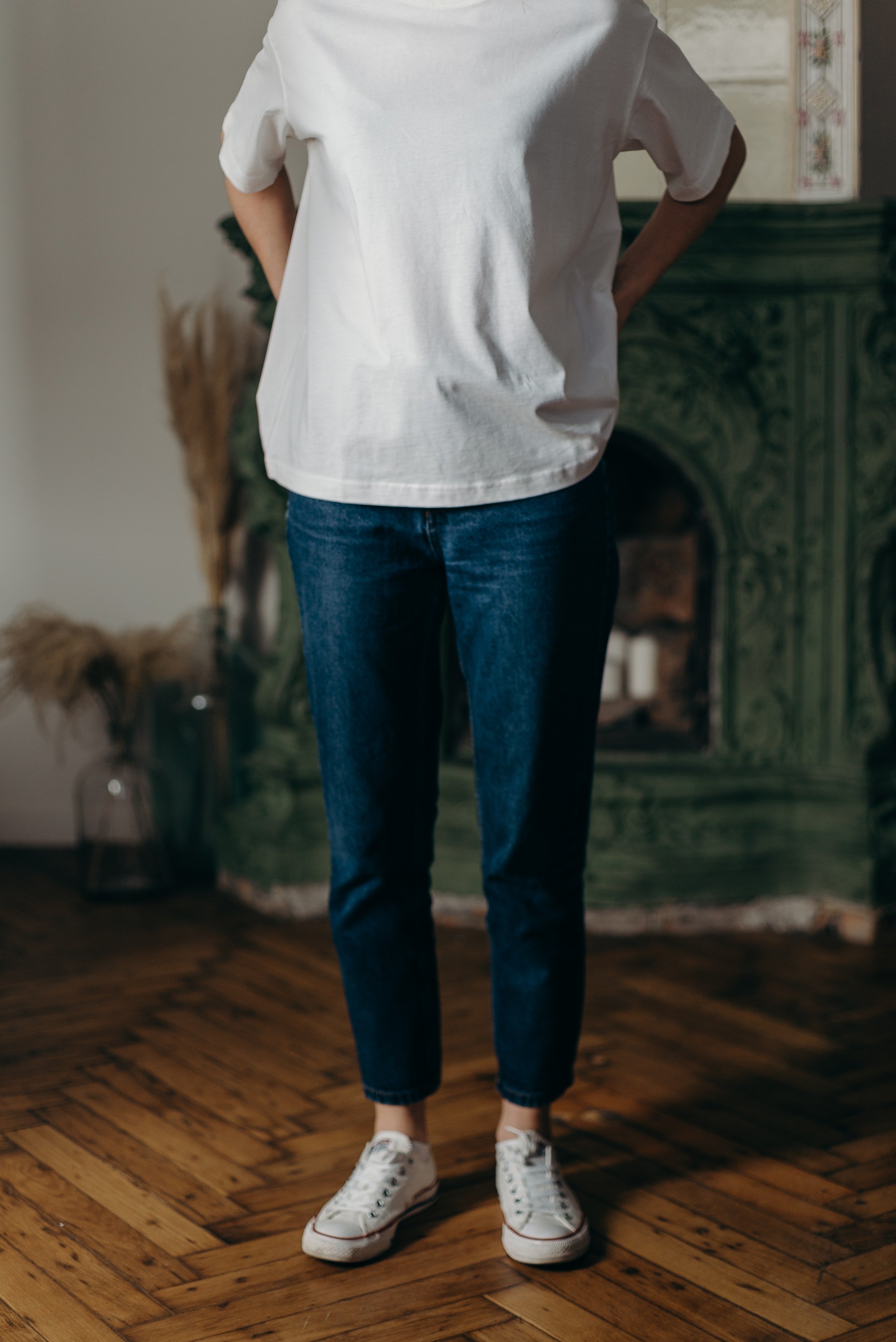 Une femme mette un jean à la droite. | Photo : Getty Images