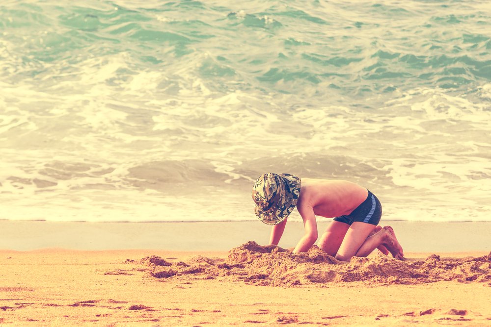 Niño jugando en la arena. | Foto: Shutterstock.