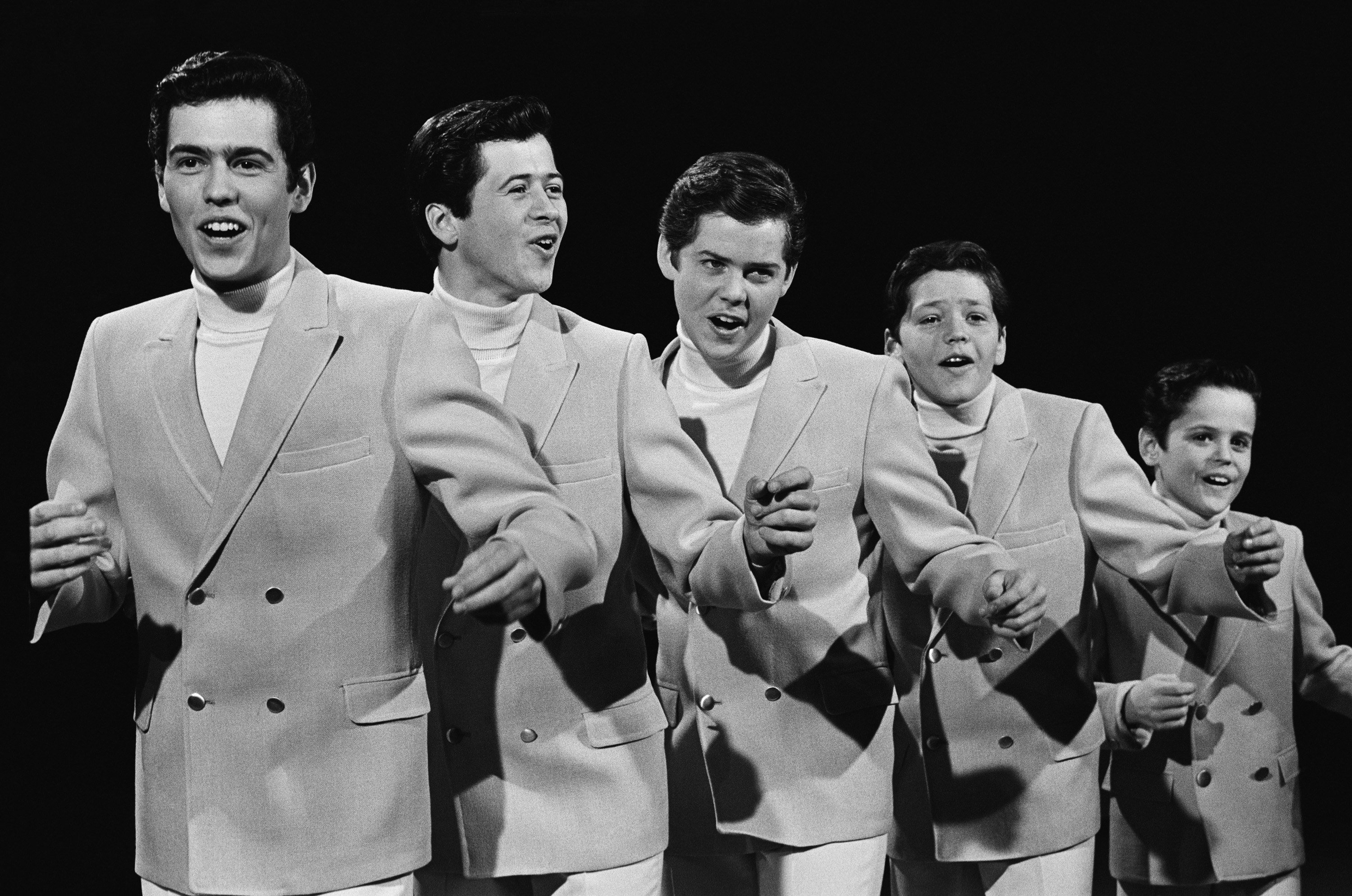 The Osmonds, Alan, Wayne, Merrill, Jay, and Donny Osmond singing "Then I'll Be Happy" on "The Jerry Lewis Show" on December 22, 1967. | Source: Getty Images