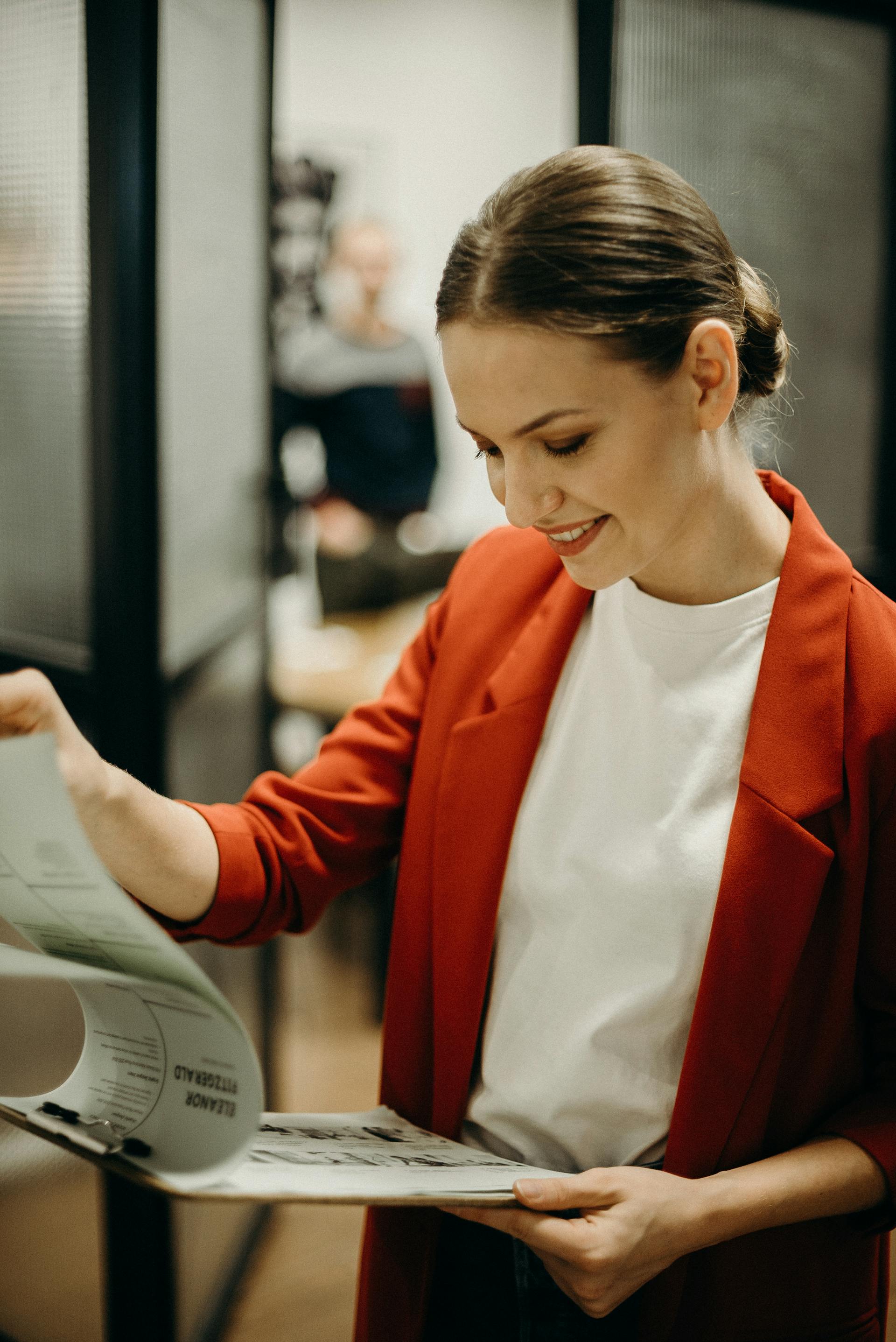 A woman holding a clipboard | Source: Pexels