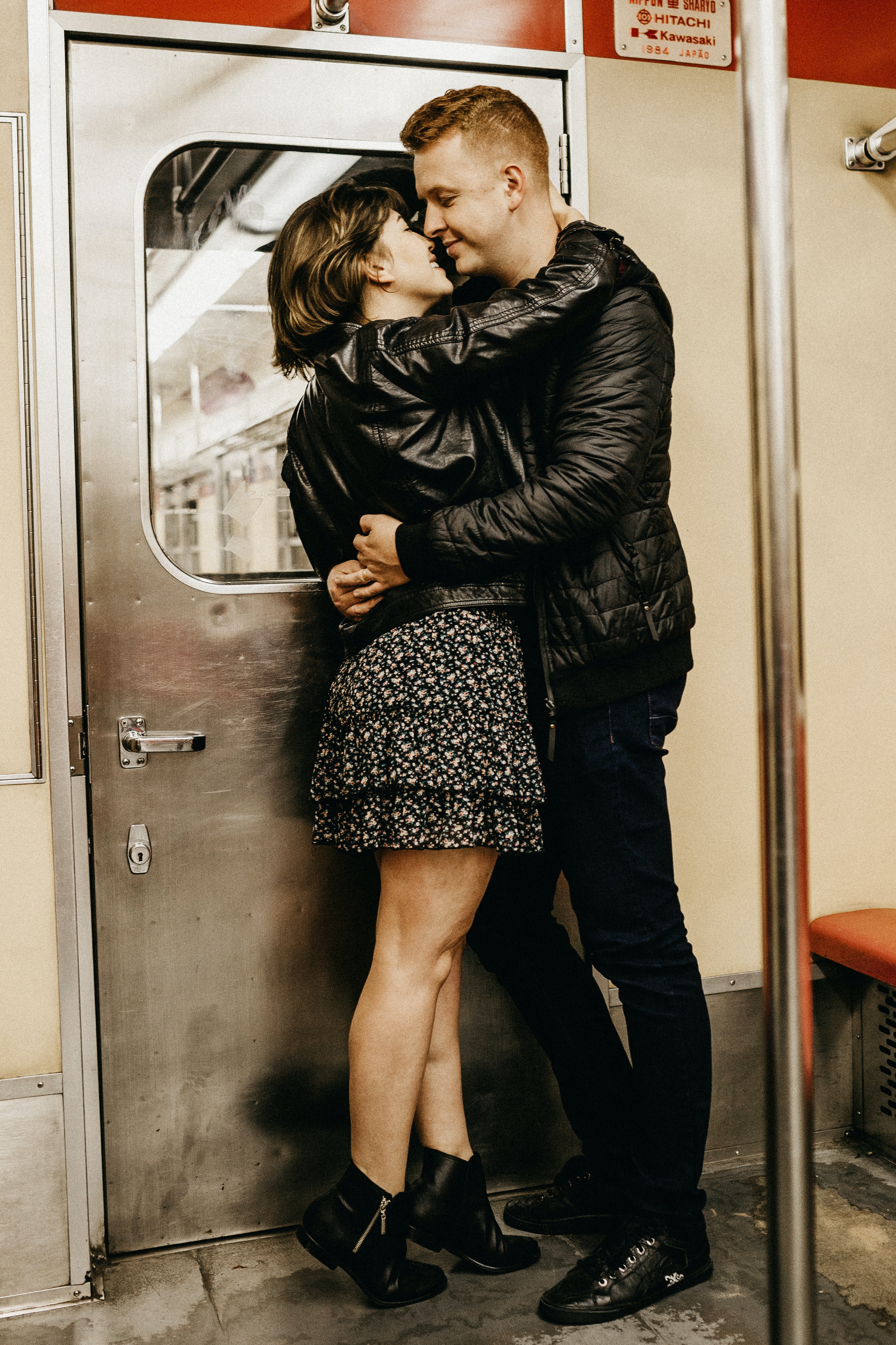 A couple hugging. | Source: Pexels