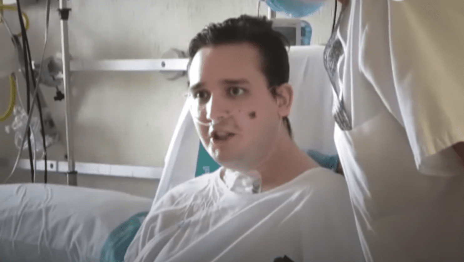 Marc en el hospital. | Foto: YouTube/El Mundo