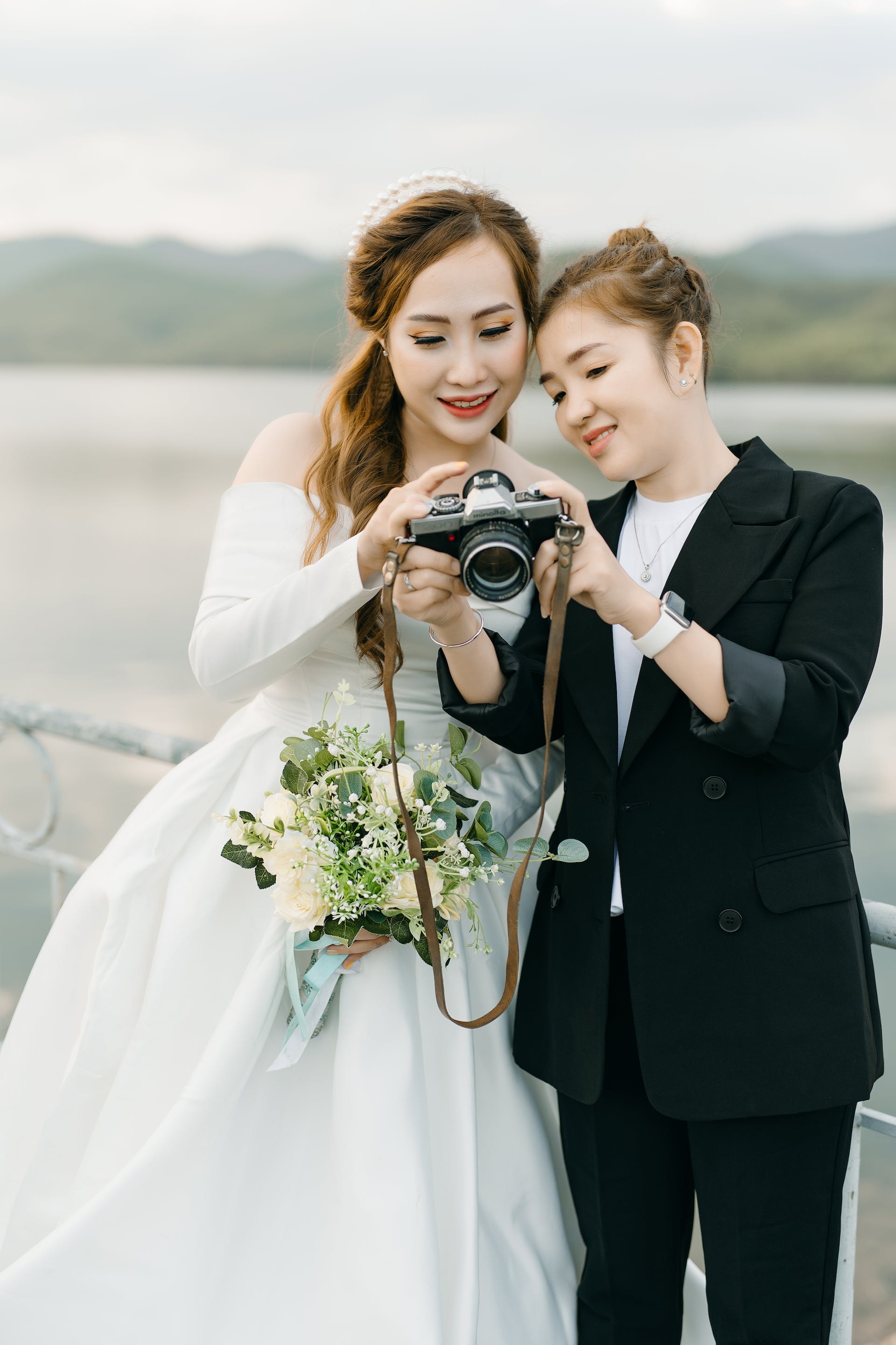 A photographer showing photos to a bride | Source: Pexels