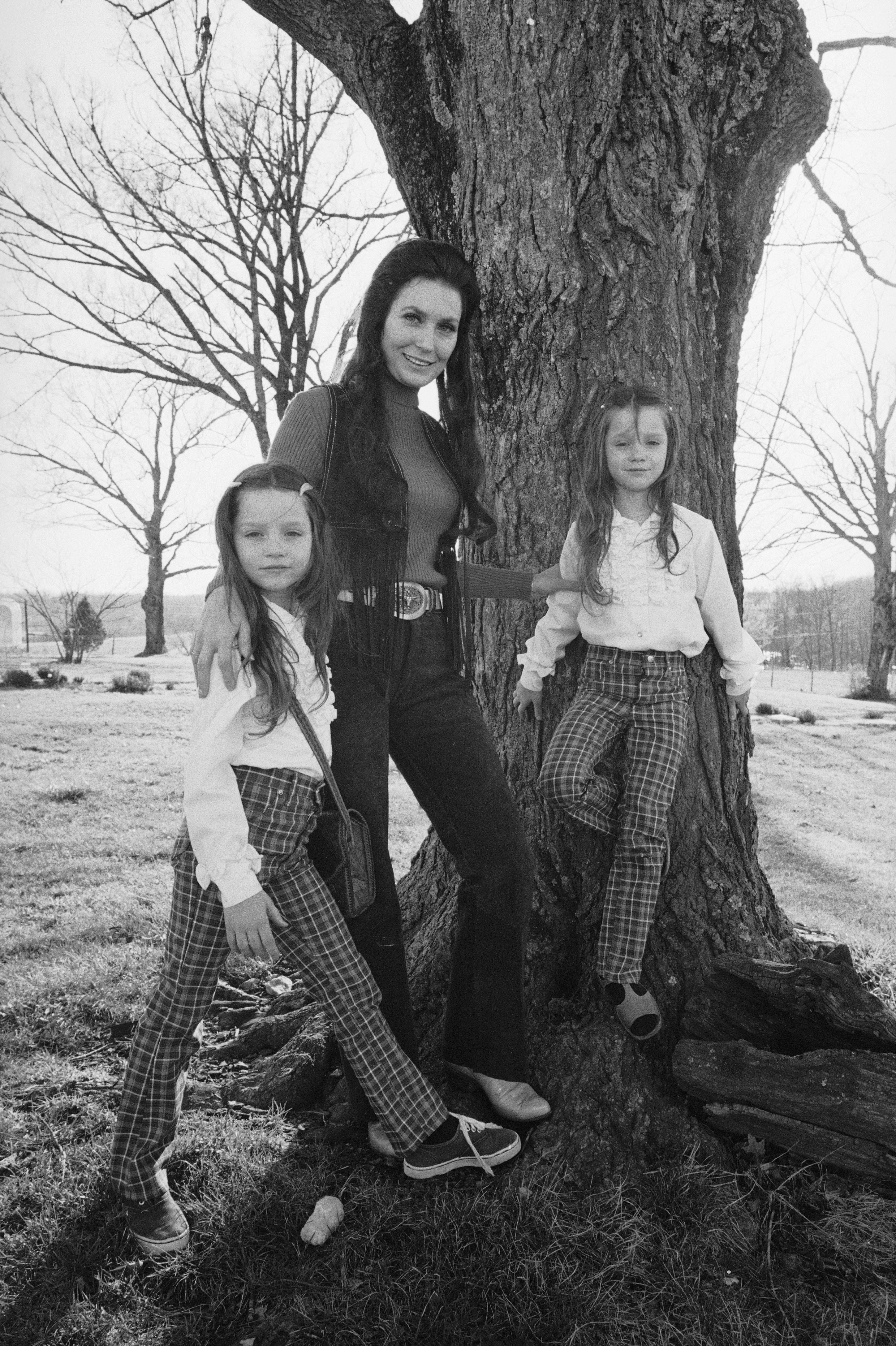 Loretta Lynn poses with her twin daughters Peggy and Patsy in March 1972 in Hurricane Mills, Tennessee | Source: Getty Images