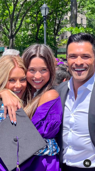 Kelly Ripa, Lola and Mark Consuelos posing for a picture, posted on May 18, 2023 | Source: Instagram/kellyripa