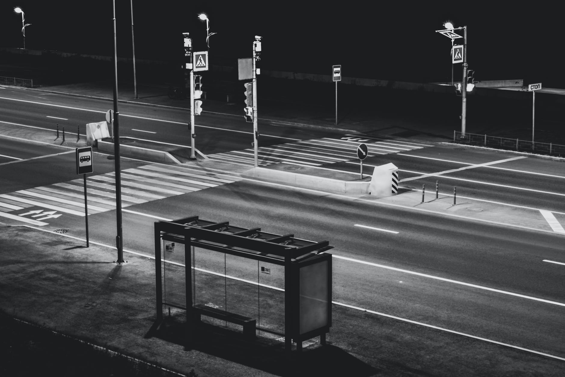 Parada de autobús por la noche. | Foto: Pexels