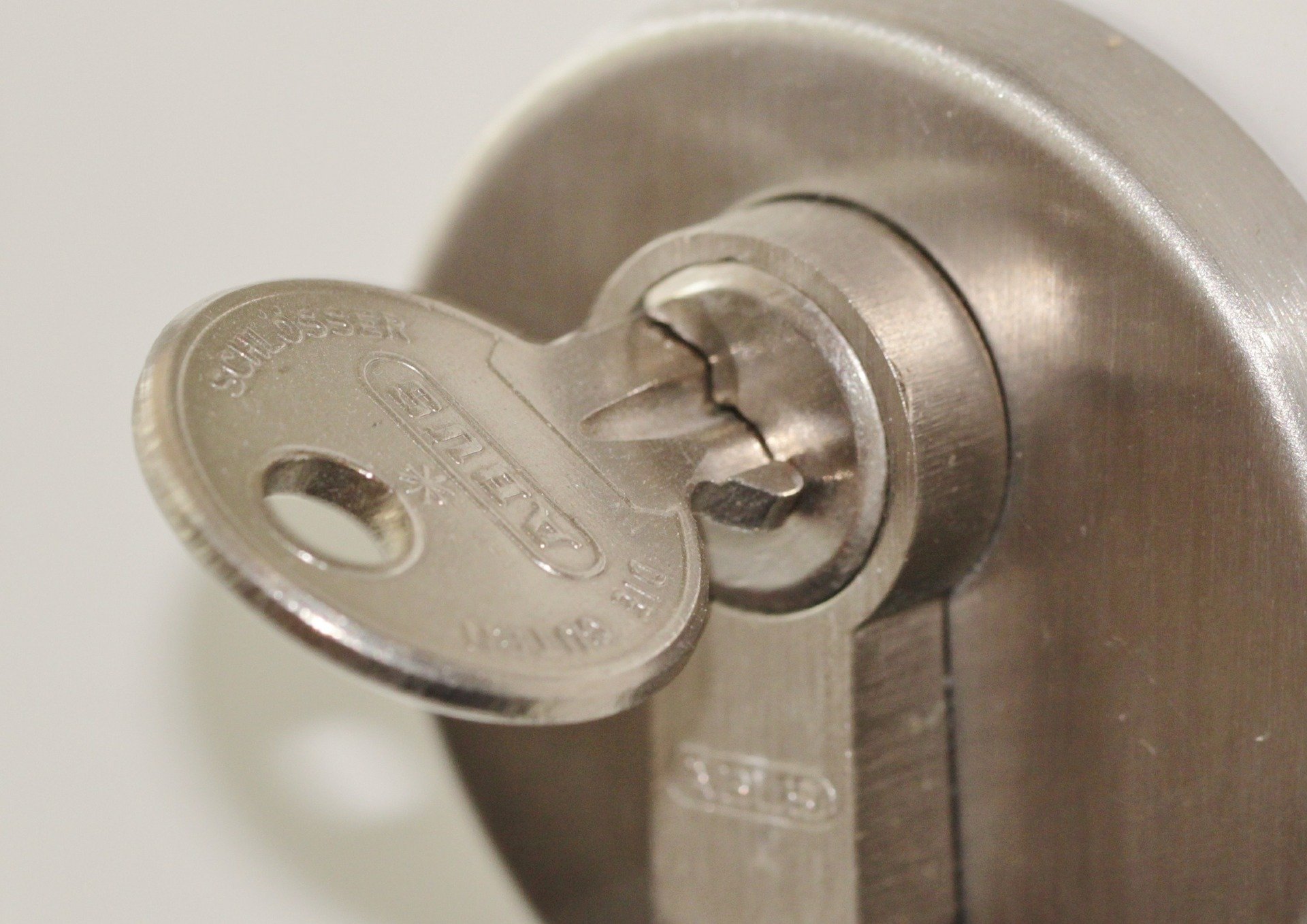 Door lock with a key input | Source: Pixabay