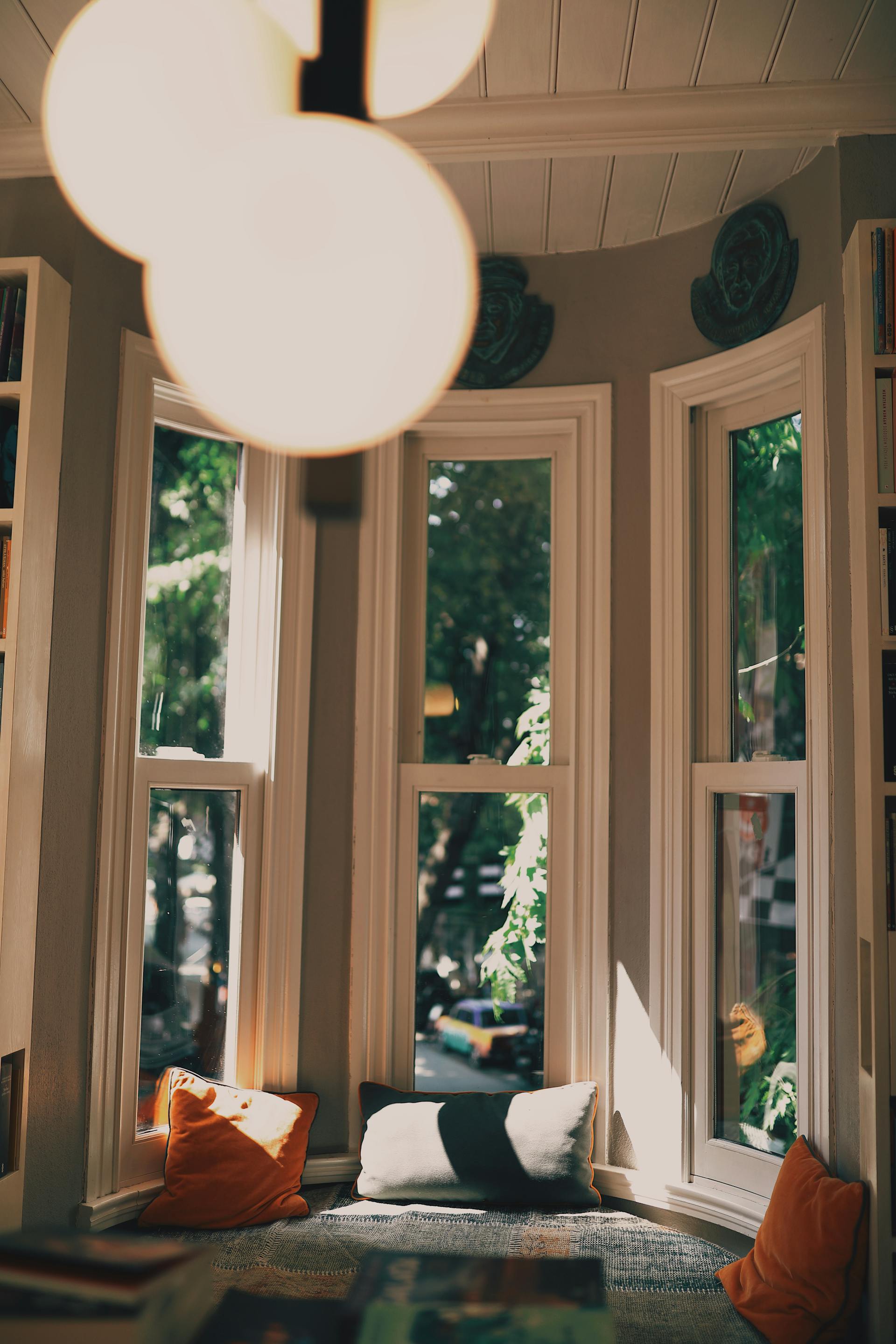 A sunny bay window | Source: Pexels