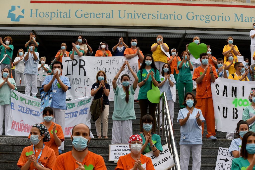Trabajadores de la salud protestan frente al hospital Gregorio Marañón en Madrid el 1 de junio de 2020. | Foto: Getty Images