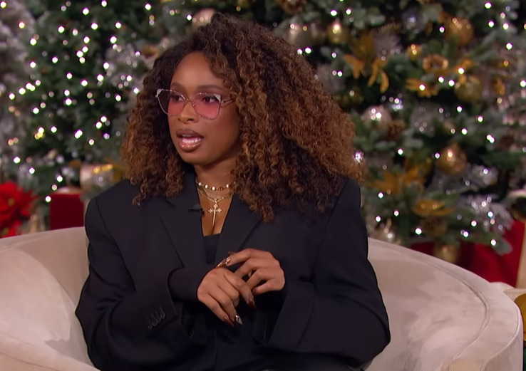 Jennifer Hudson speaking to Christina Aguilera on an episode of her show on December 9, 2025 | Source: YouTube/Jennifer Hudson Show