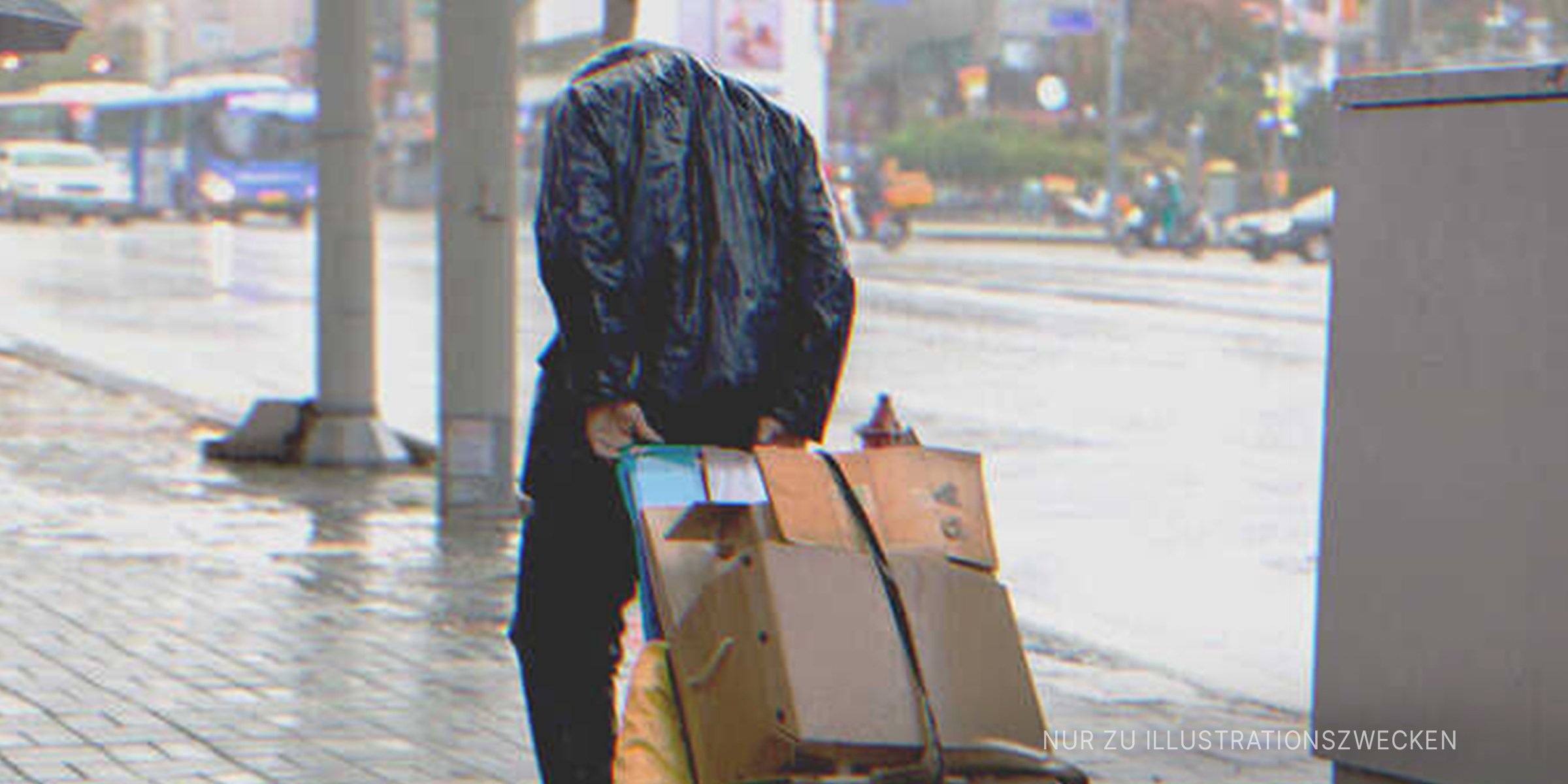 Obdachloser zieht Karren mit Karton | Quelle: Shutterstock