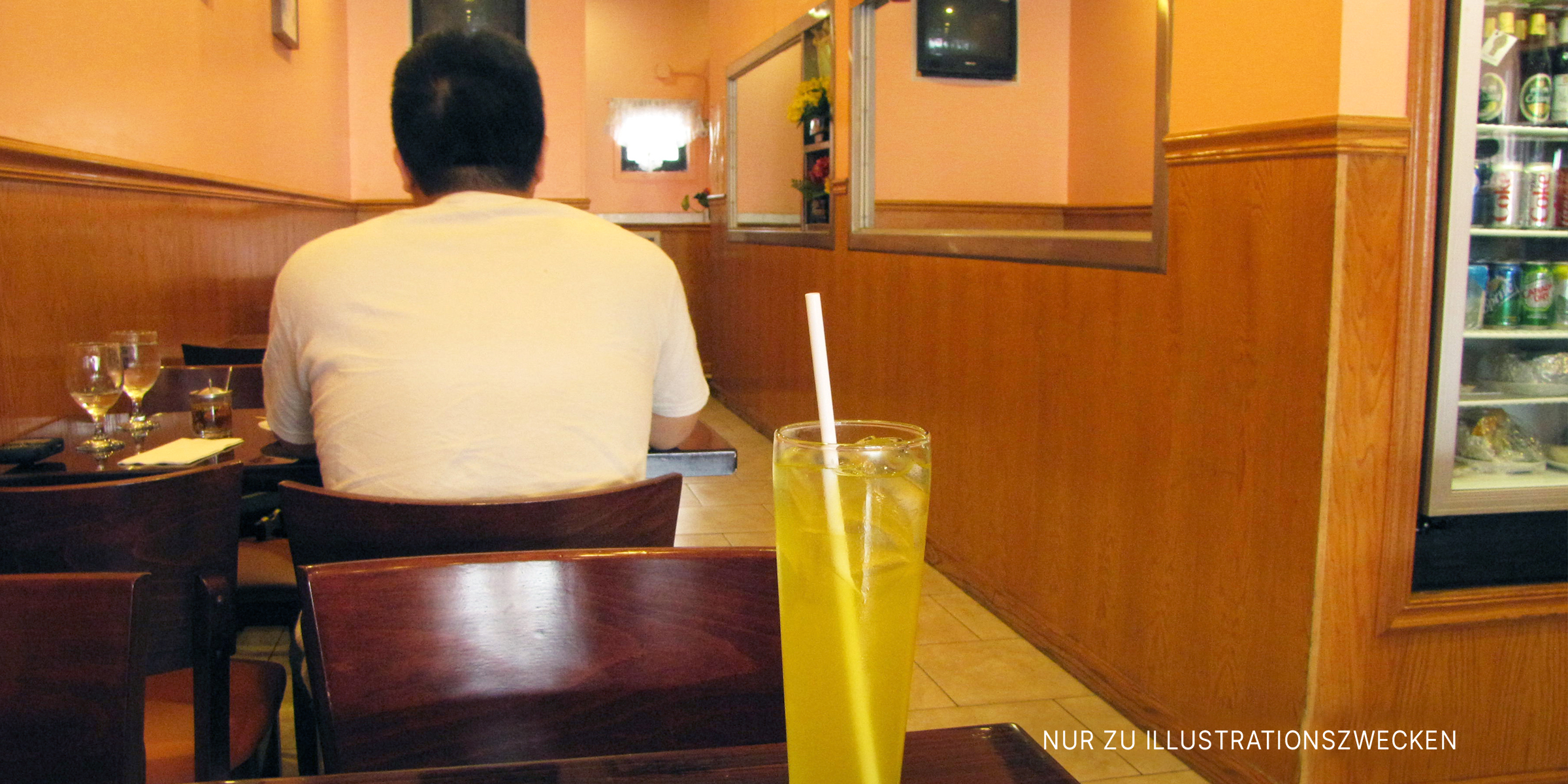 Mann sitzt im Restaurant | Quelle: Flickr