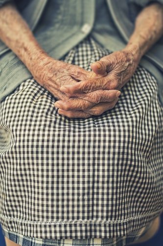 Image illustrant la main d'une vieille femme. | Photo : Unsplash