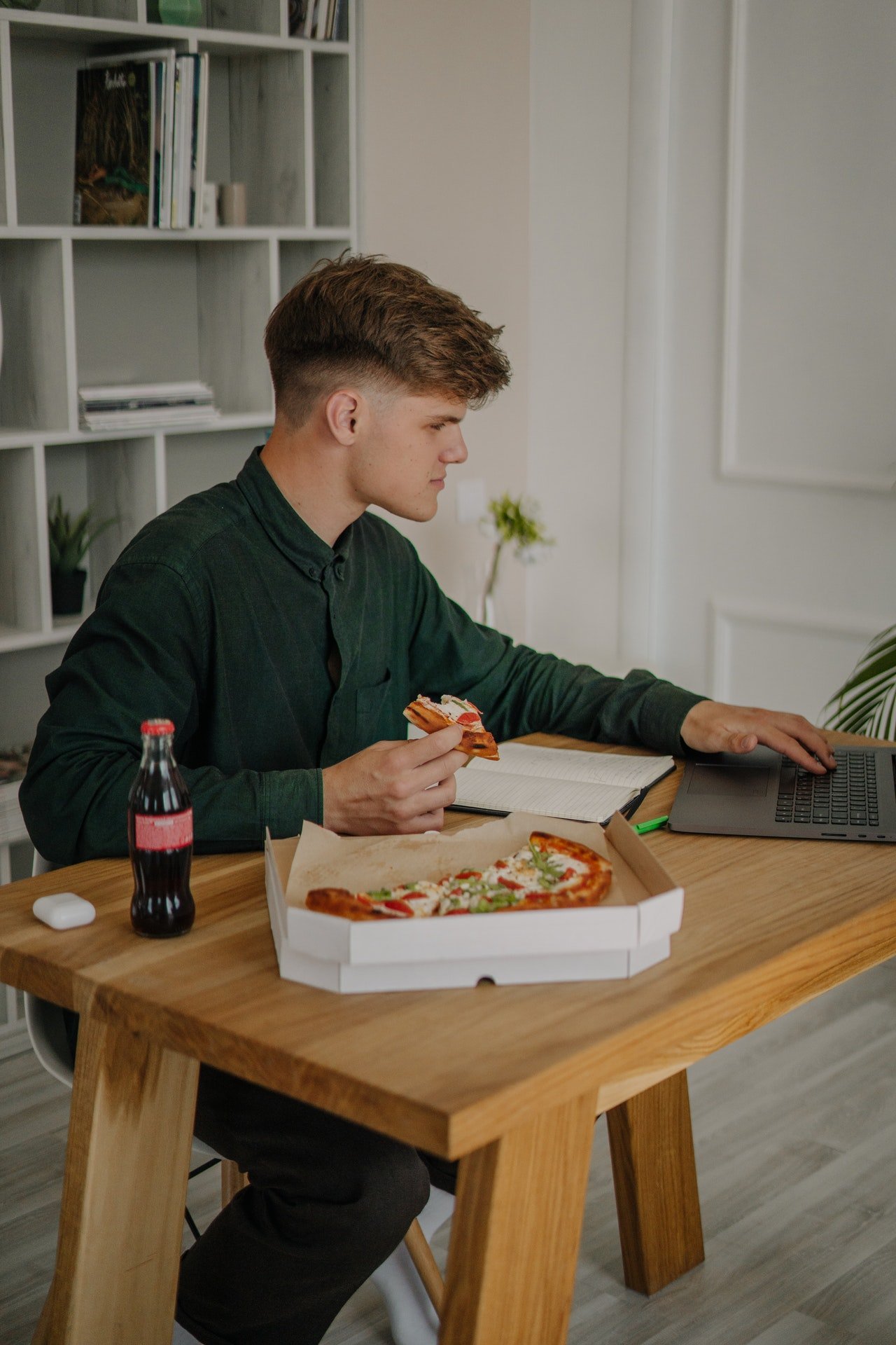 Photo of a man eating while working | Photo: Pexels