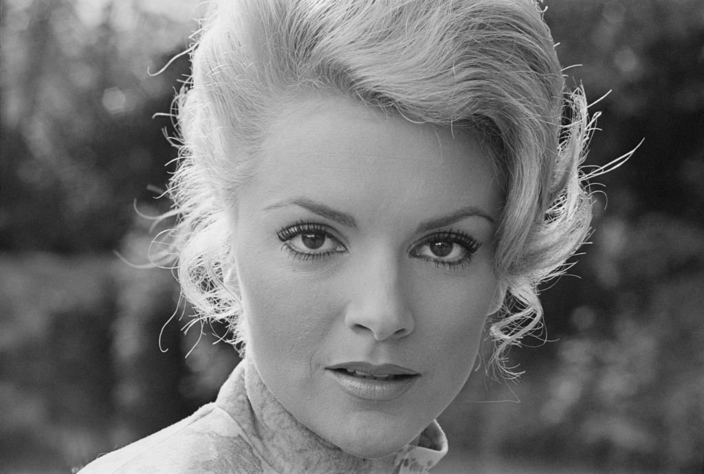La chanteuse et actrice australienne Trisha Noble sur le tournage du film de comédie britannique «Carry On Camping», Royaume-Uni, 25 octobre 1968
