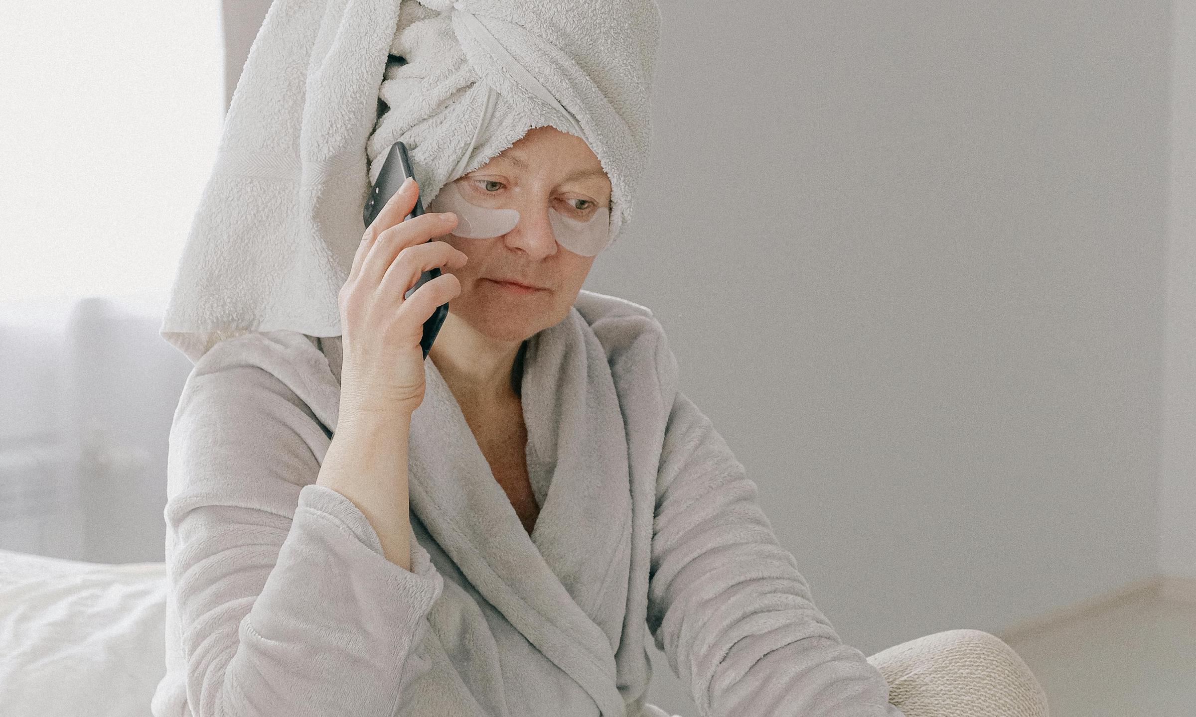 An elderly lady answers a call | Source: Pexels