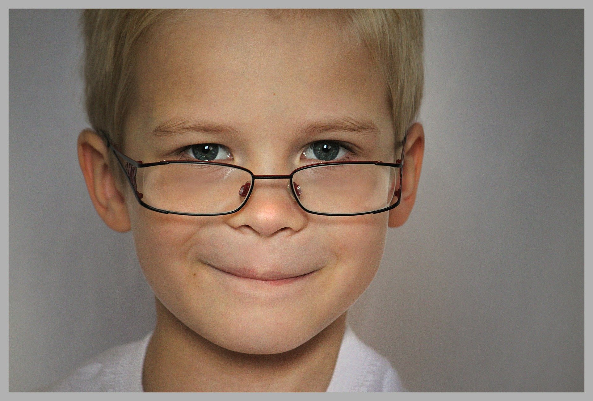 Un enfant portant des lunettes. | Photo : Pixabay