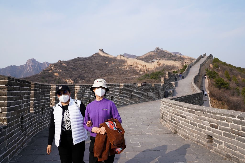Turistas visitan la casi vacía Gran Muralla de Badaling el 24 de marzo de 2020 en Beijing, China. | Foto: Getty Images