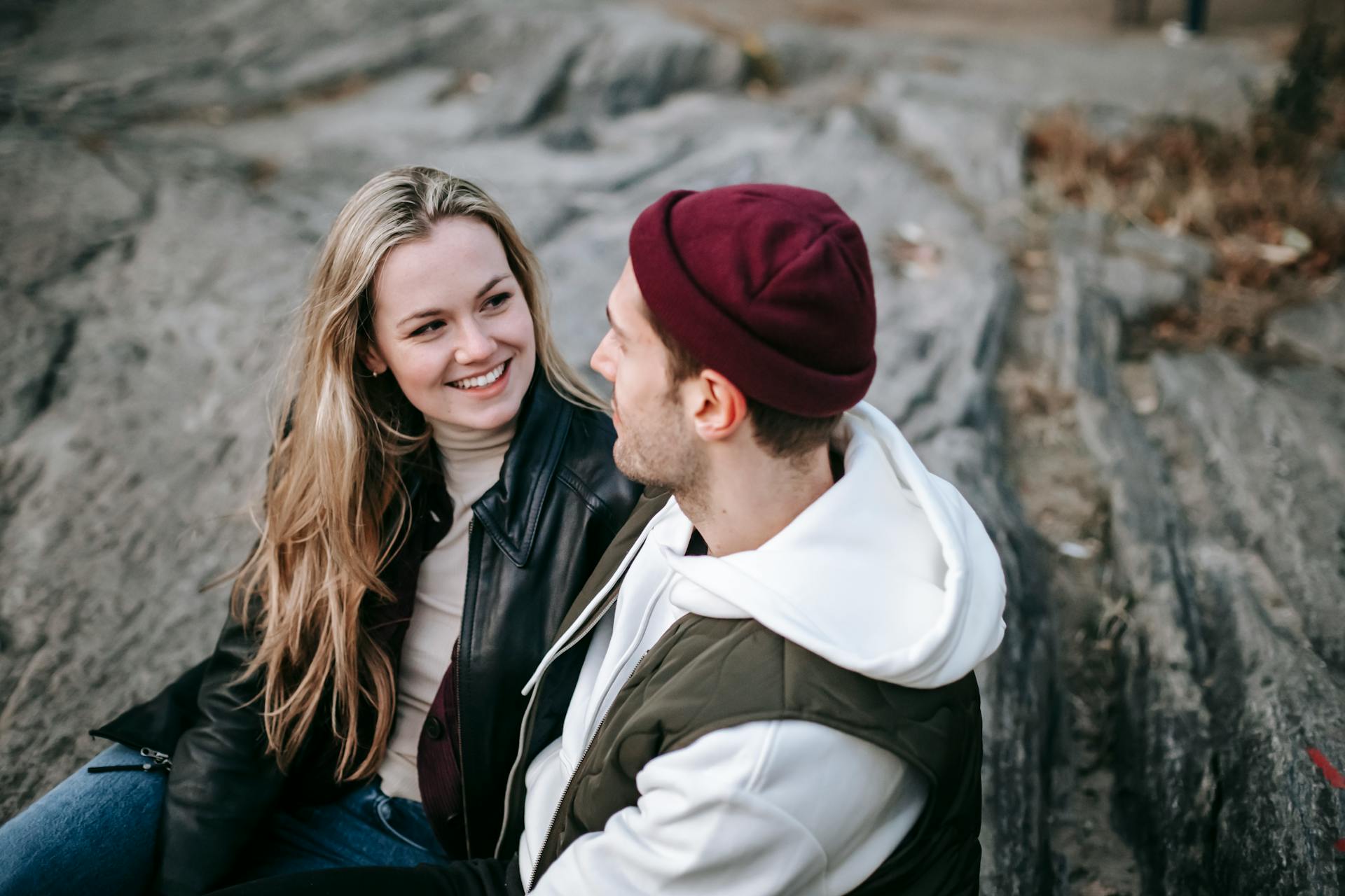 A couple talking outdoors | Source: Pexels