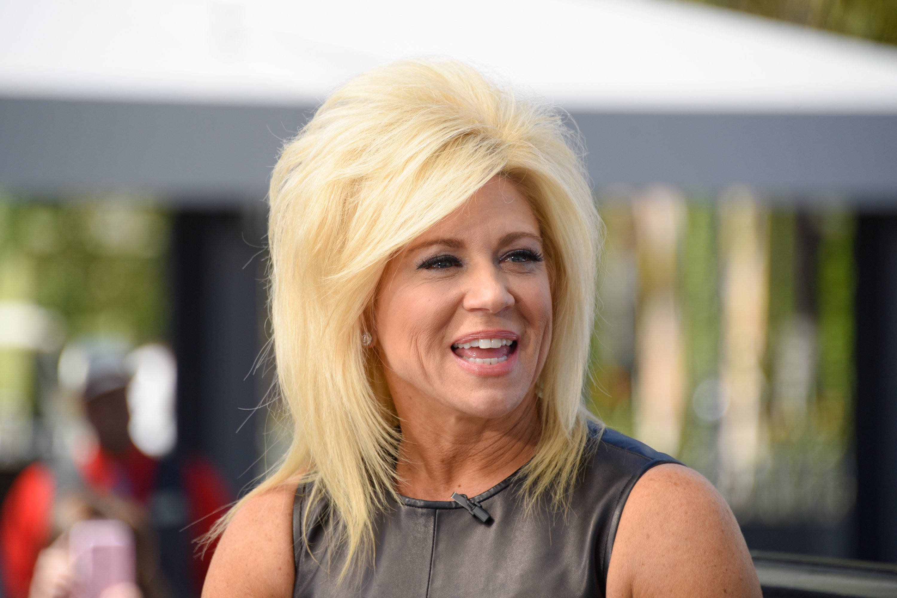 Theresa Caputo visits "Extra" at Universal Studios Hollywood on March 7, 2017. | Photo: GettyImages