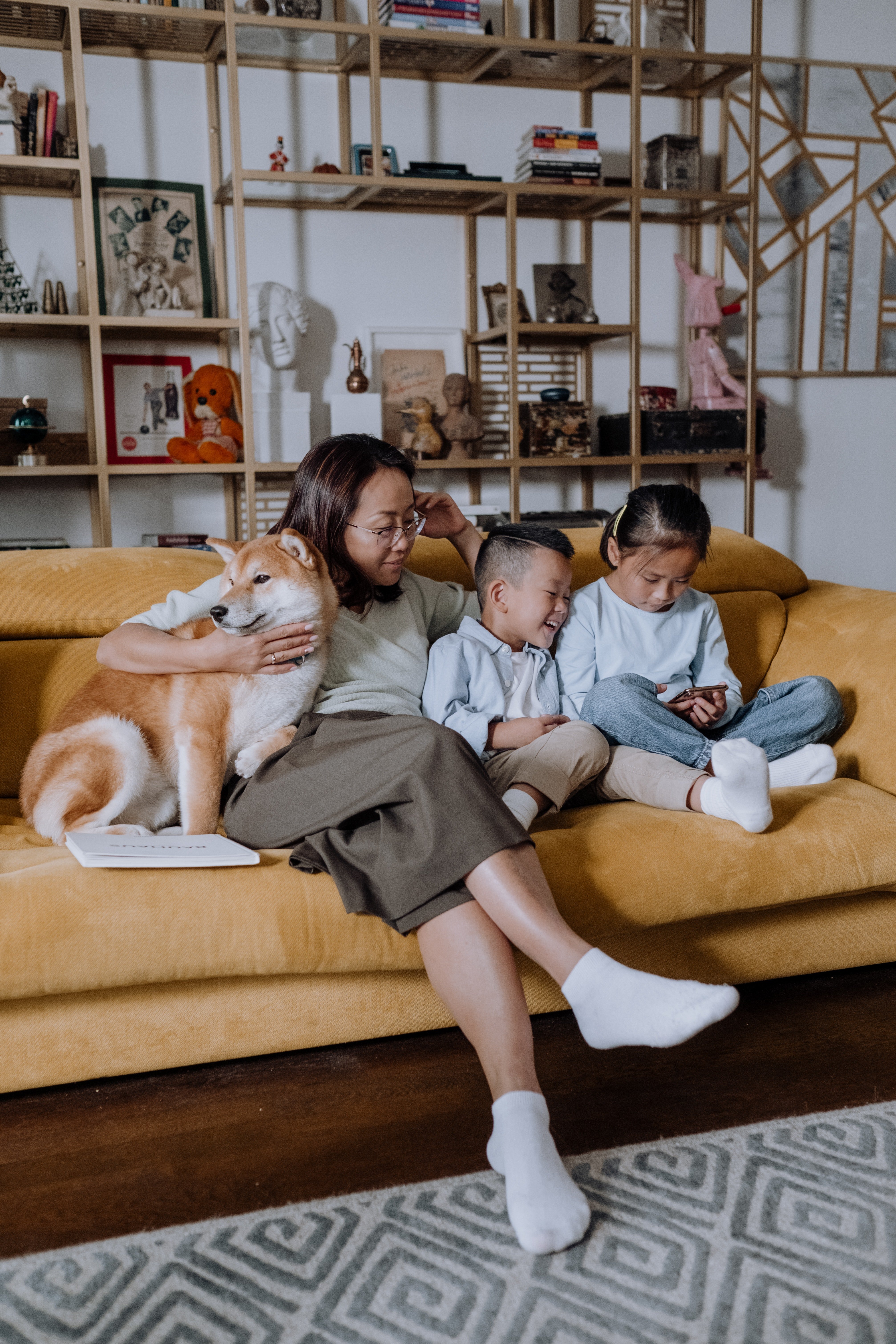 Una madre con sus dos hijos. | Foto: Pexels