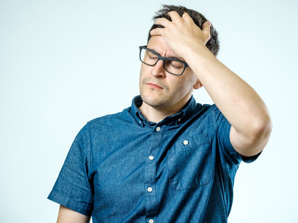  Ein Foto eines frustrierten Mannes, der seinen Kopf hält. | Quelle: Shutterstock