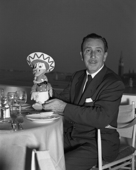Walt Disney having a meal at a restaurant in 1951. | Photo: Getty Images