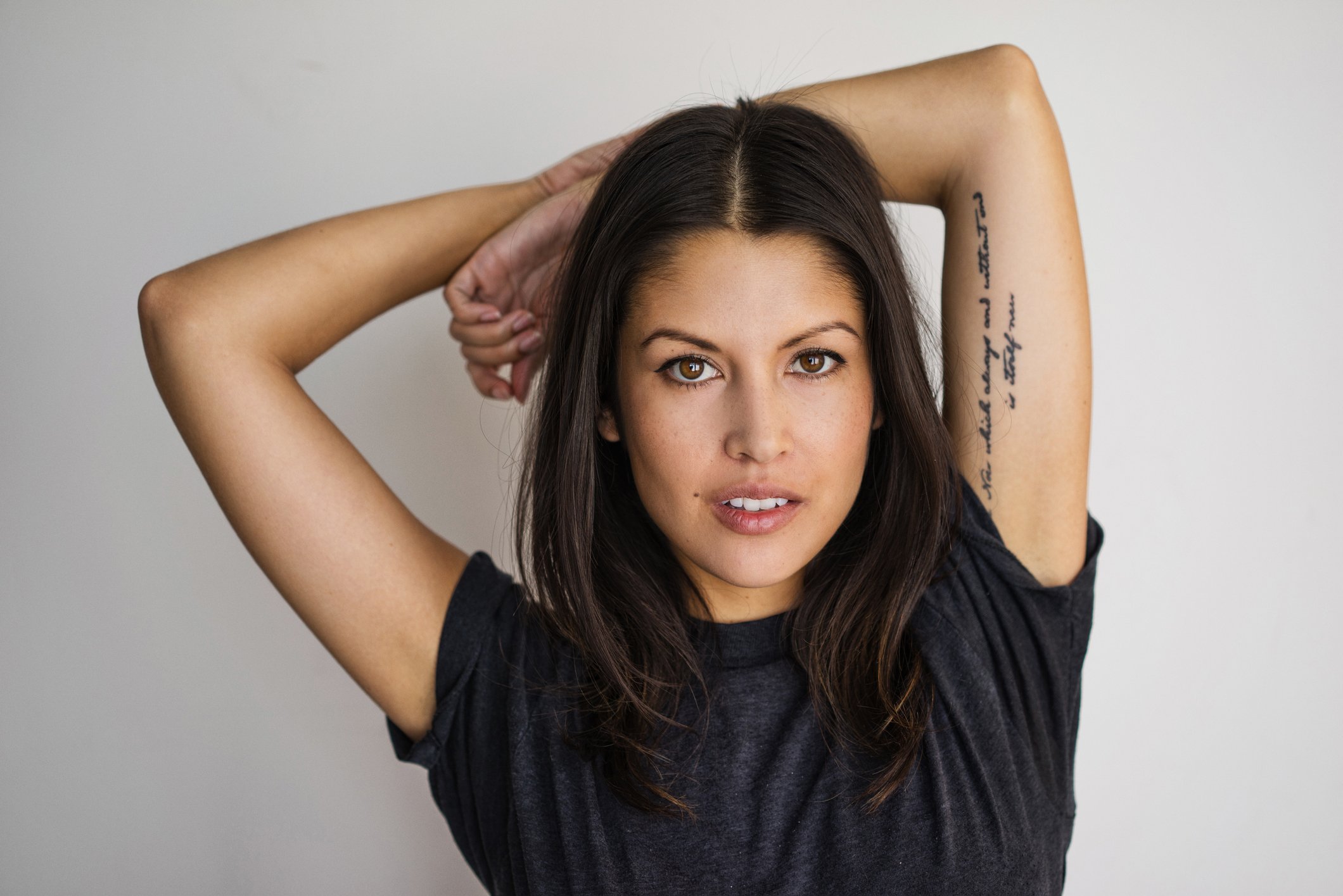 Une femme tatouée au bras. | Photo : Getty Images