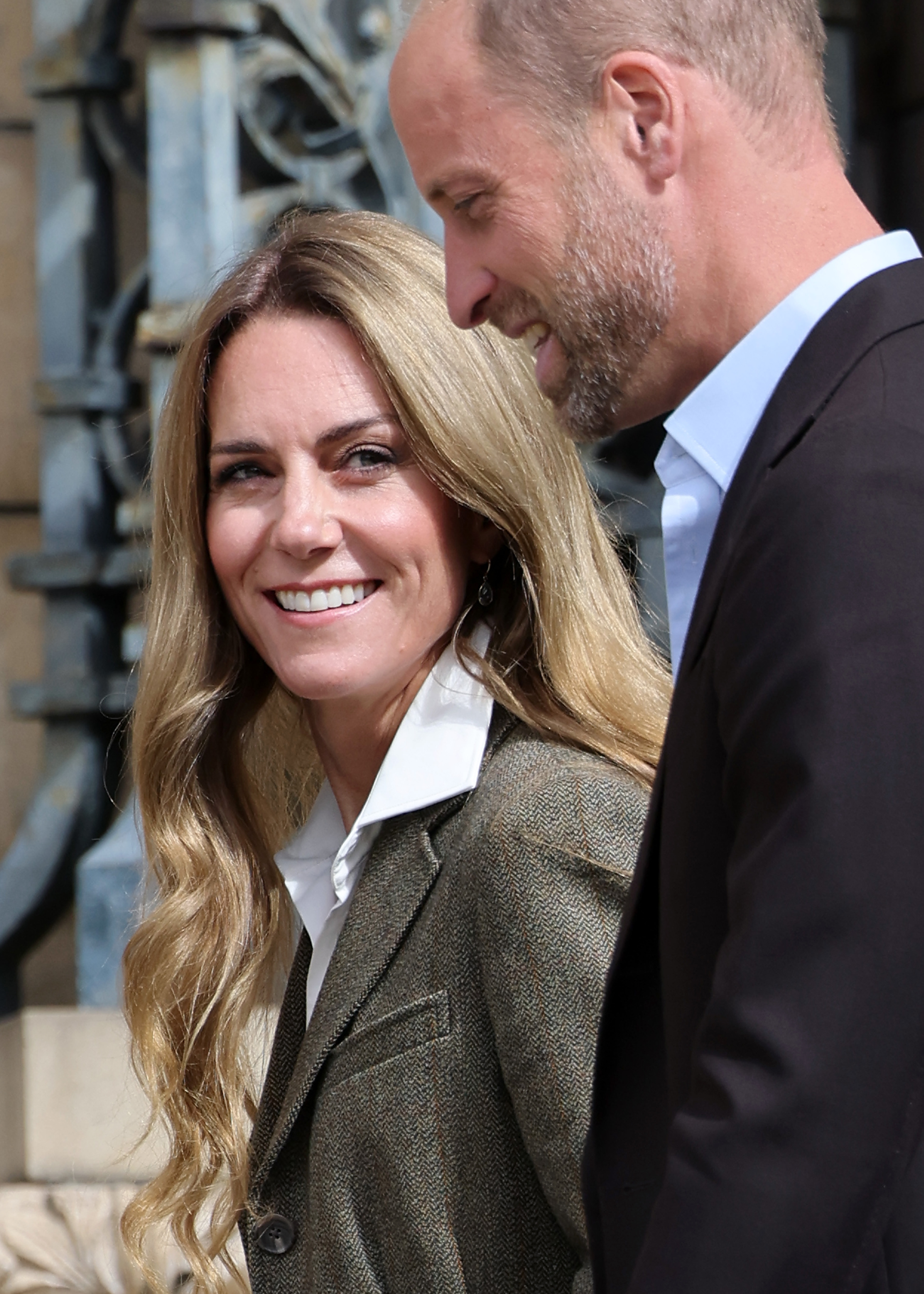 Smiling beside Prince William, Princess Catherine's luminous hair and classic outfit set the tone for the royal visit. The couple's appearance at the museum supports ongoing scientific and environmental engagement in London.