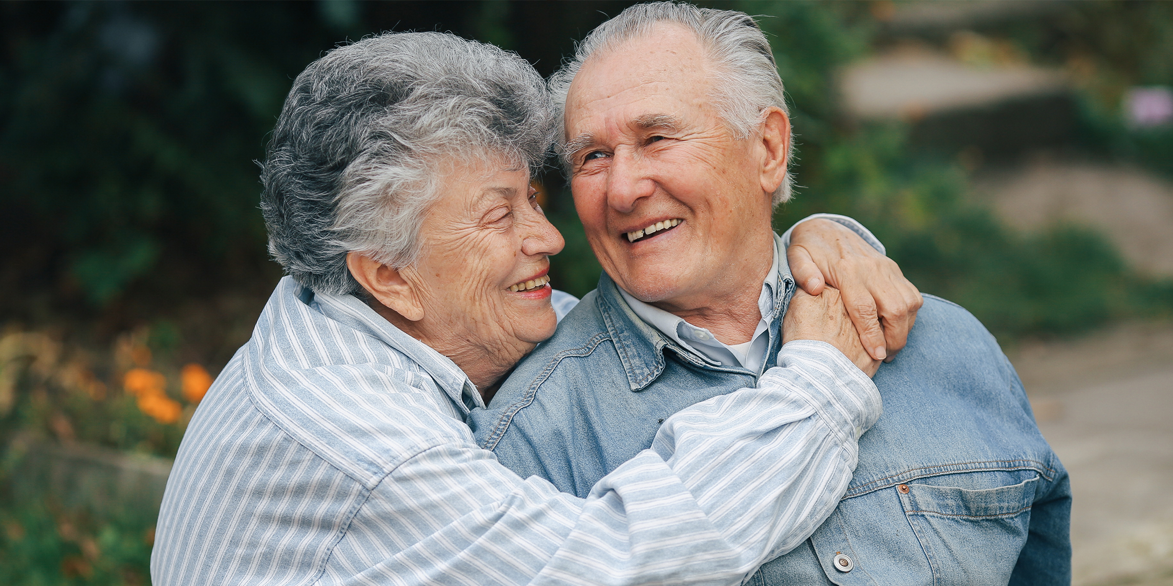 A laughing elderly couple | Source: Freepik