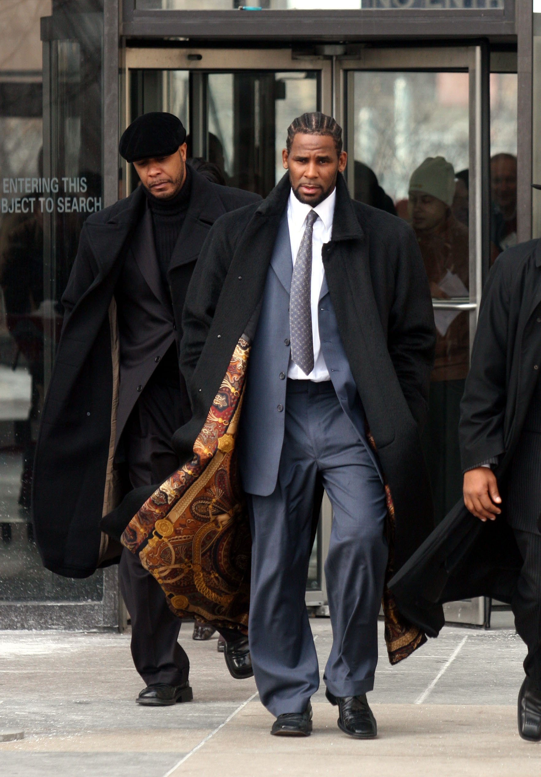 R. Kelly leaves Cook County Court after his court hearings on Dec. 20, 2007 in Chicago | Photo: Getty Images